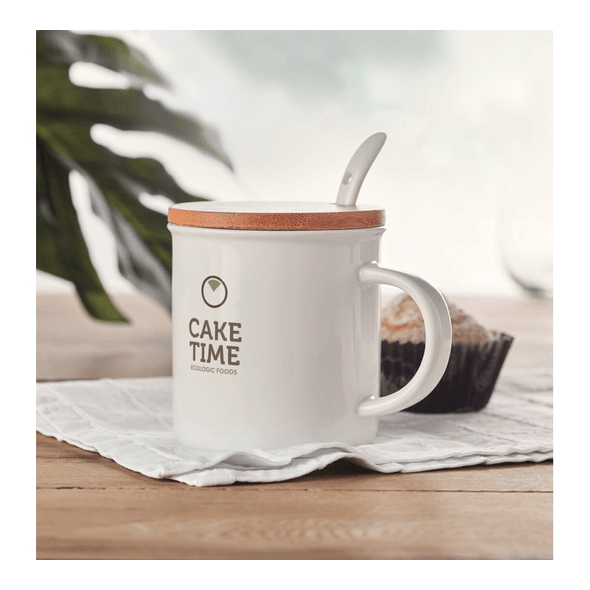 Tasse en porcelaine avec cuillère